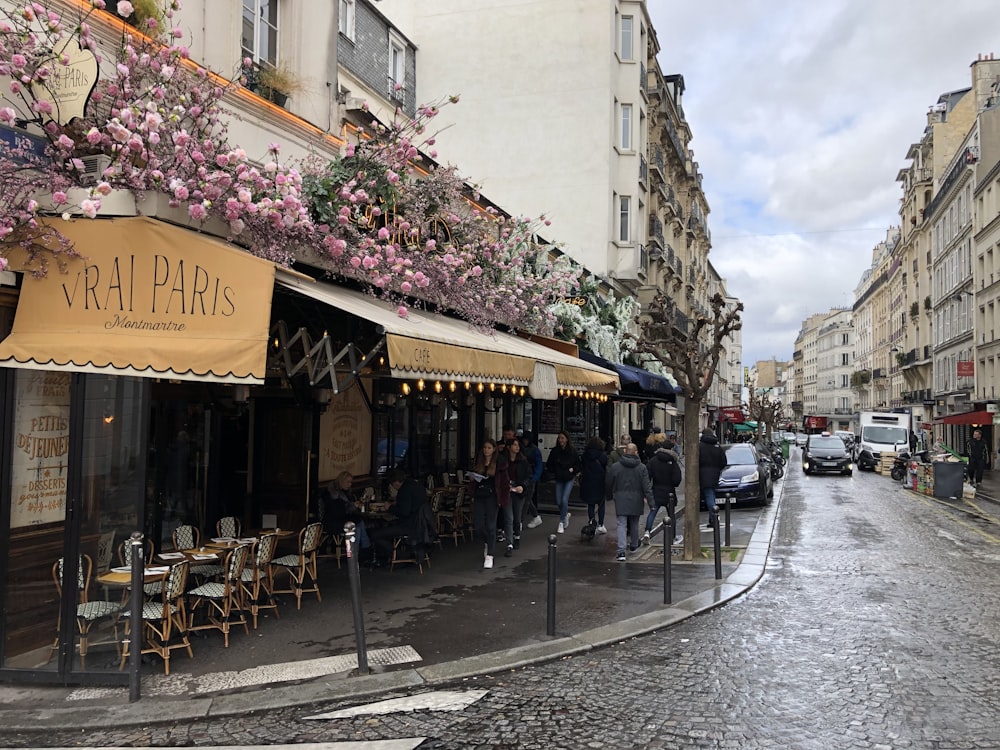 Eine Stadtstraße mit einer Gruppe von Menschen, die sie hinuntergehen