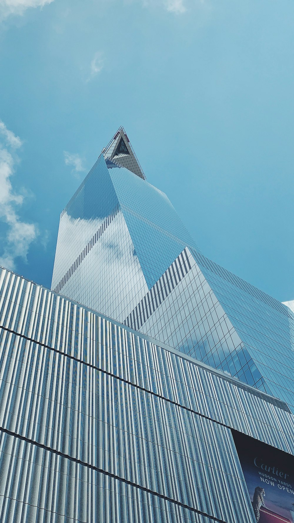 Graues Betongebäude unter blauem Himmel tagsüber