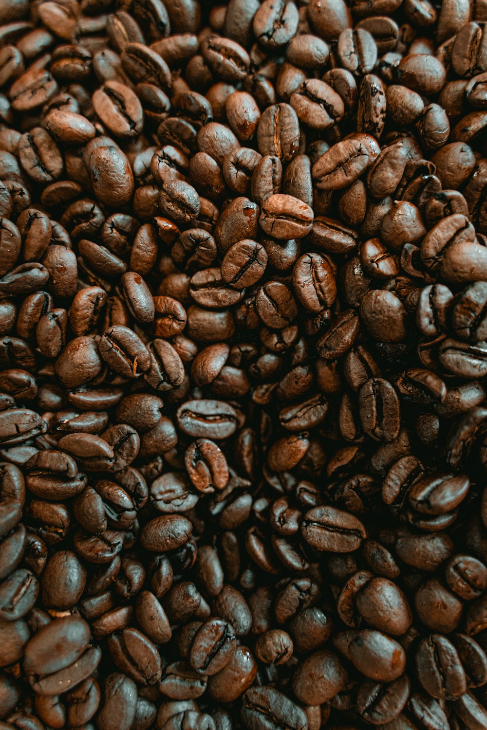 granos de café sobre superficie negra