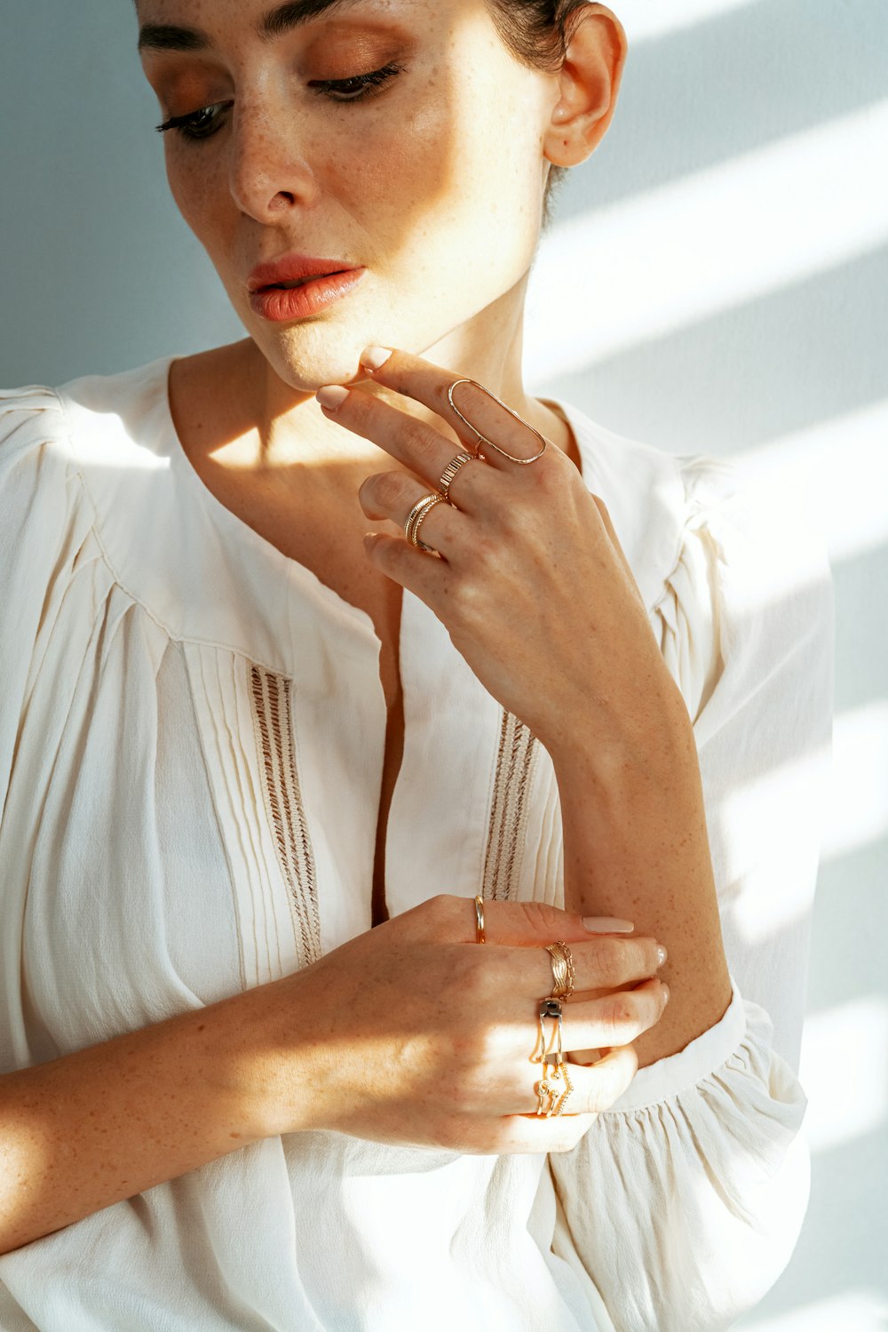 Mujer con camisa blanca de cuello redondo con anillo dorado