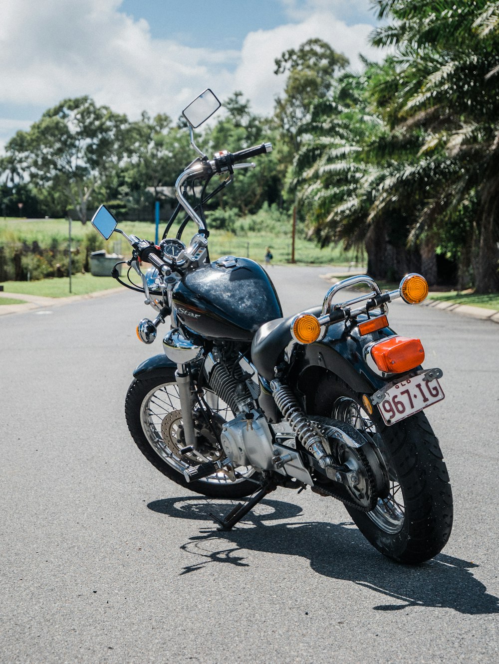 schwarz-orangefarbenes Motorrad tagsüber unterwegs