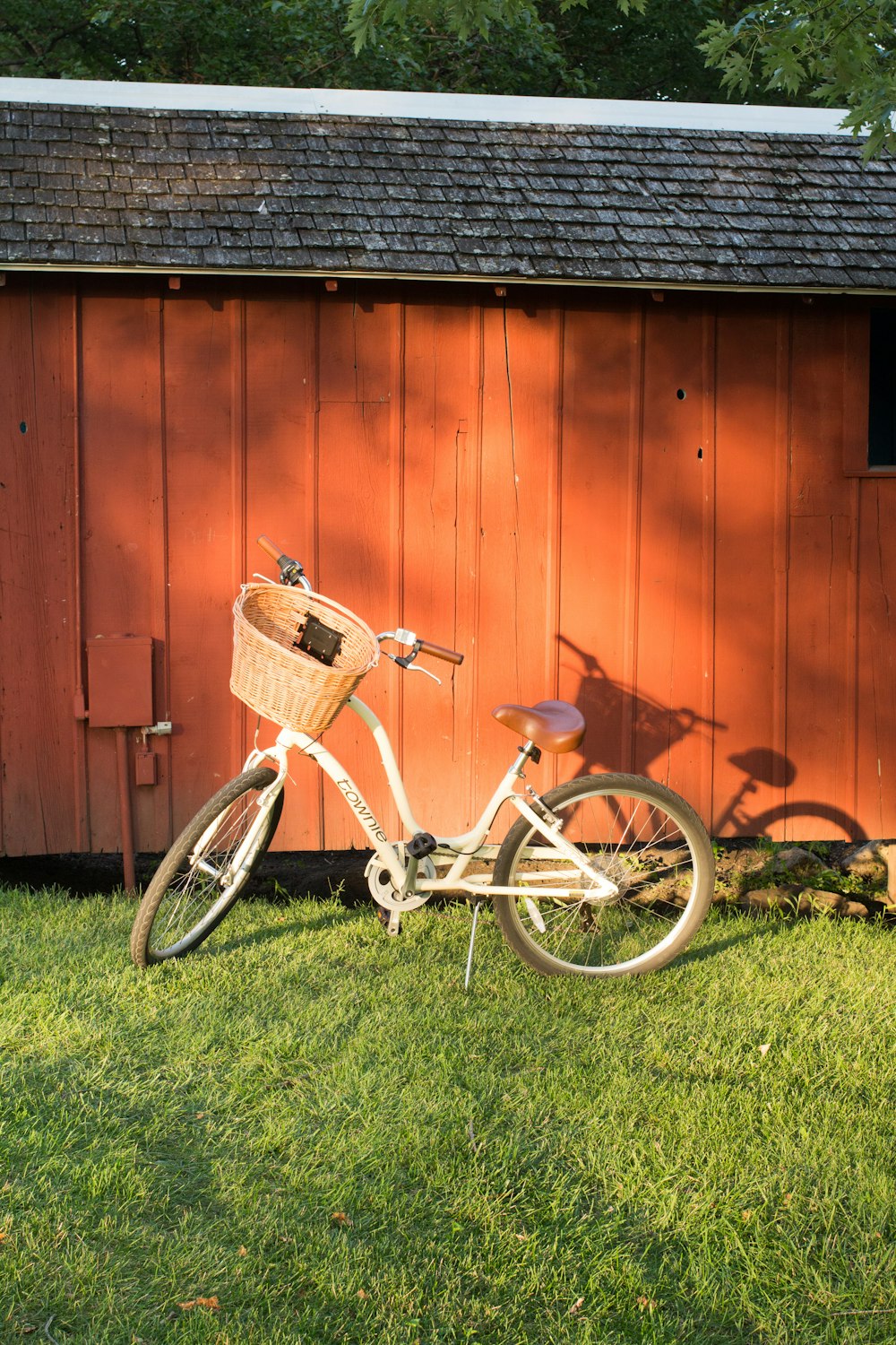 Weiß-schwarzes Citybike neben brauner Holzwand geparkt
