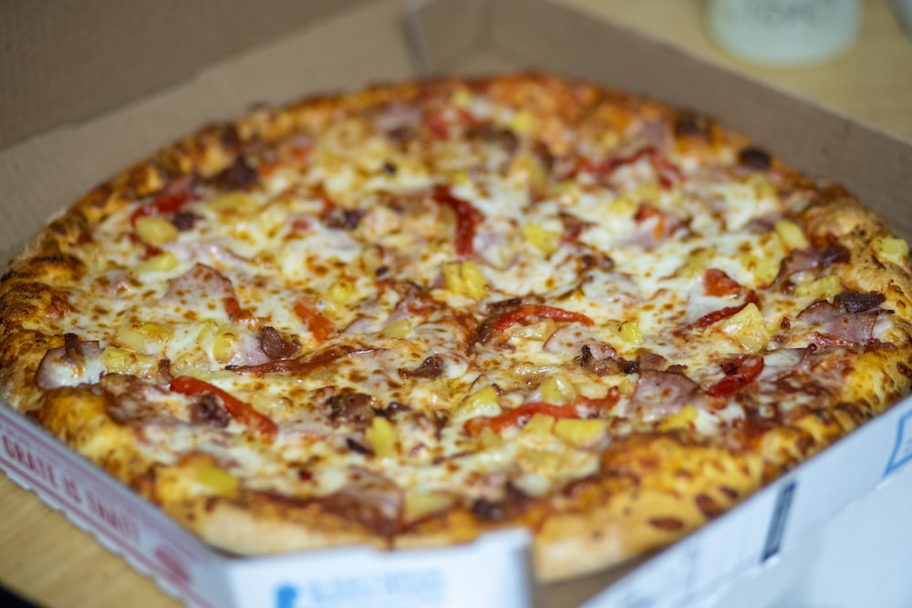 Foto de pizza en un recipiente de plástico blanco – Imagen gratuita Pizza  en Unsplash