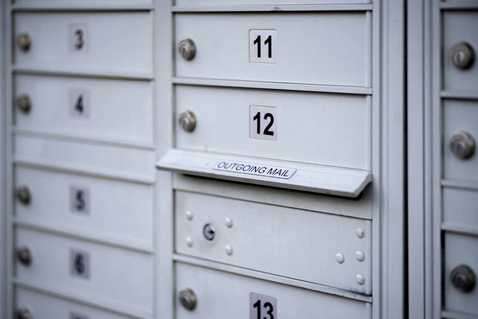 Sony a7 II + Canon EF 85mm F1.8 USM sample photo. White steel locker with photography