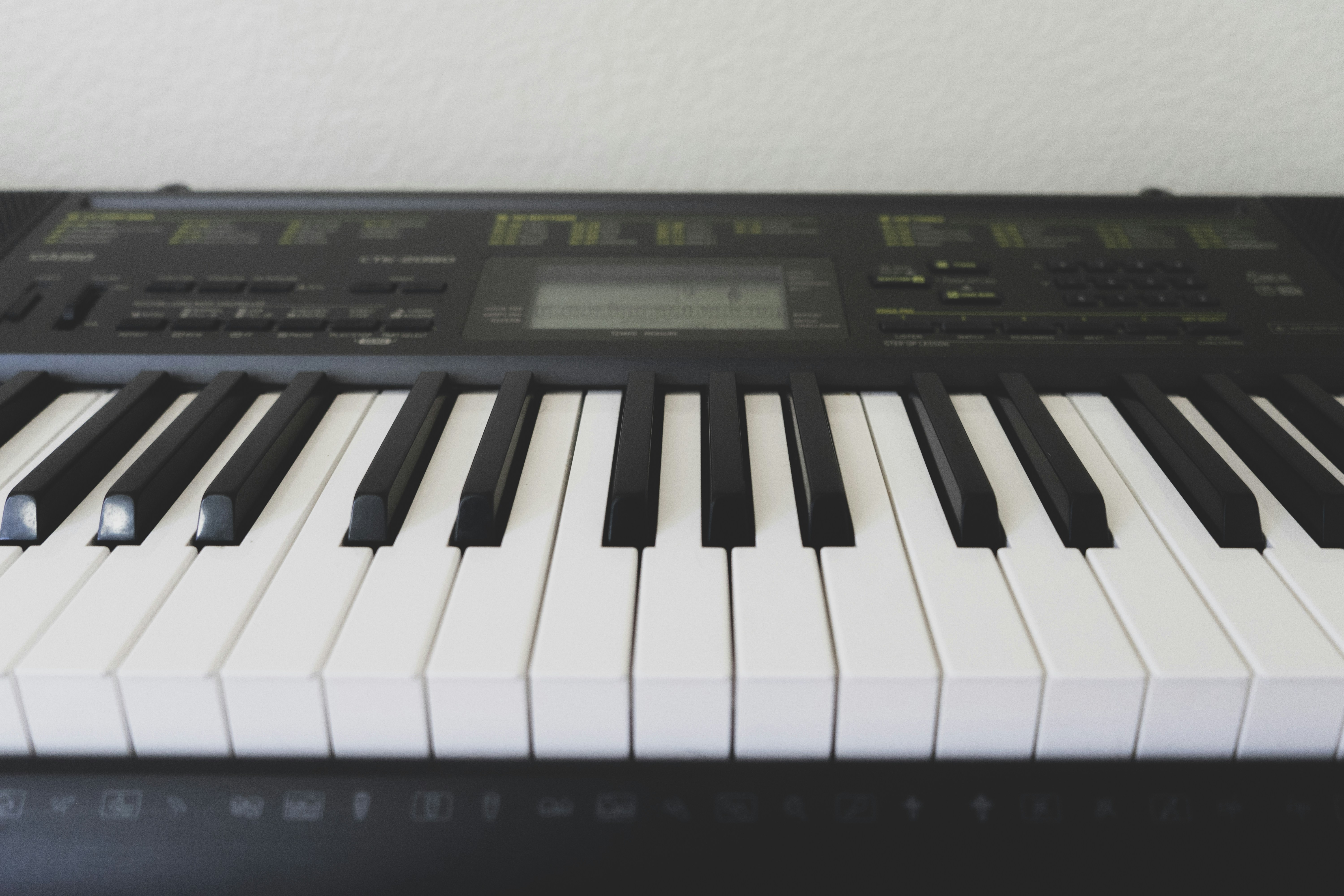 21 人気メーカーのおすすめ電子キーボード11選をご紹介 工具男子新聞