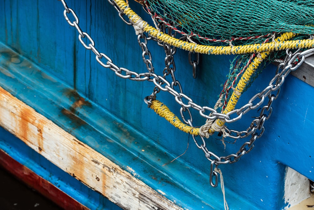 corda amarela e verde na porta de madeira azul