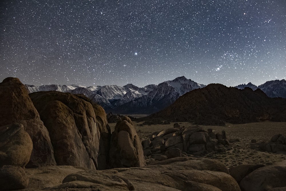 Montagna rocciosa marrone sotto il cielo blu durante la notte