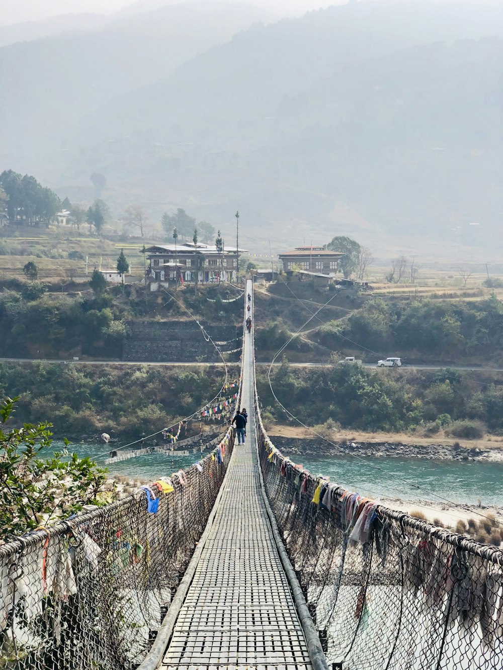 persone che camminano sul ponte durante il giorno