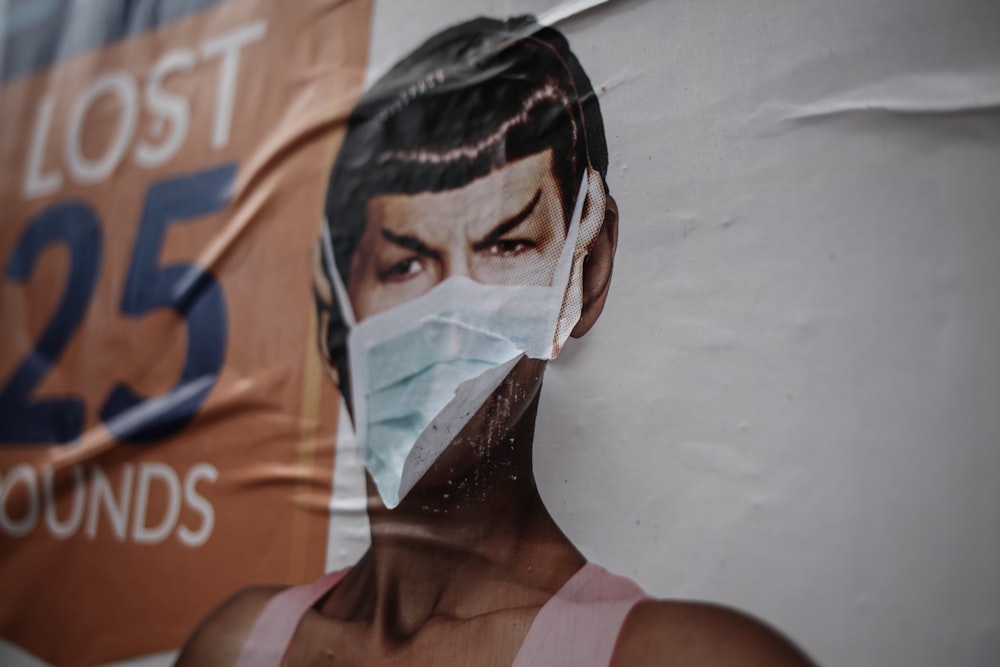 femme en débardeur blanc portant un masque facial