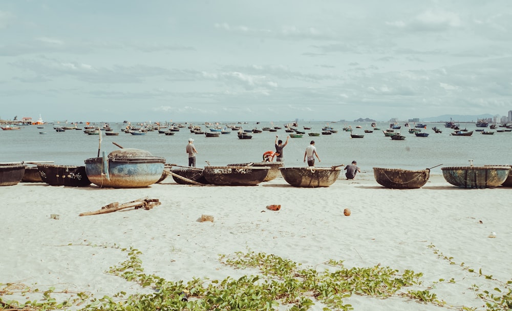 pessoas na praia durante o dia