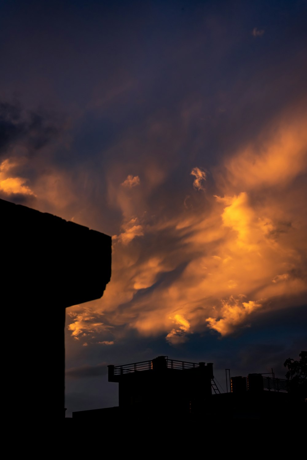 silhouette de bâtiment sous le ciel nuageux pendant le coucher du soleil