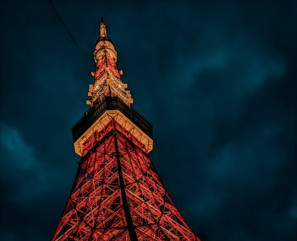 Torre Eiffel bajo el cielo azul