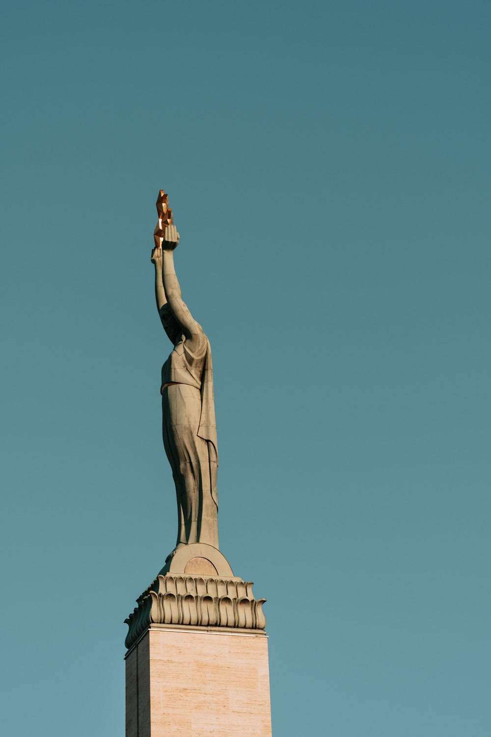 Estatua de un hombre levantando su mano derecha