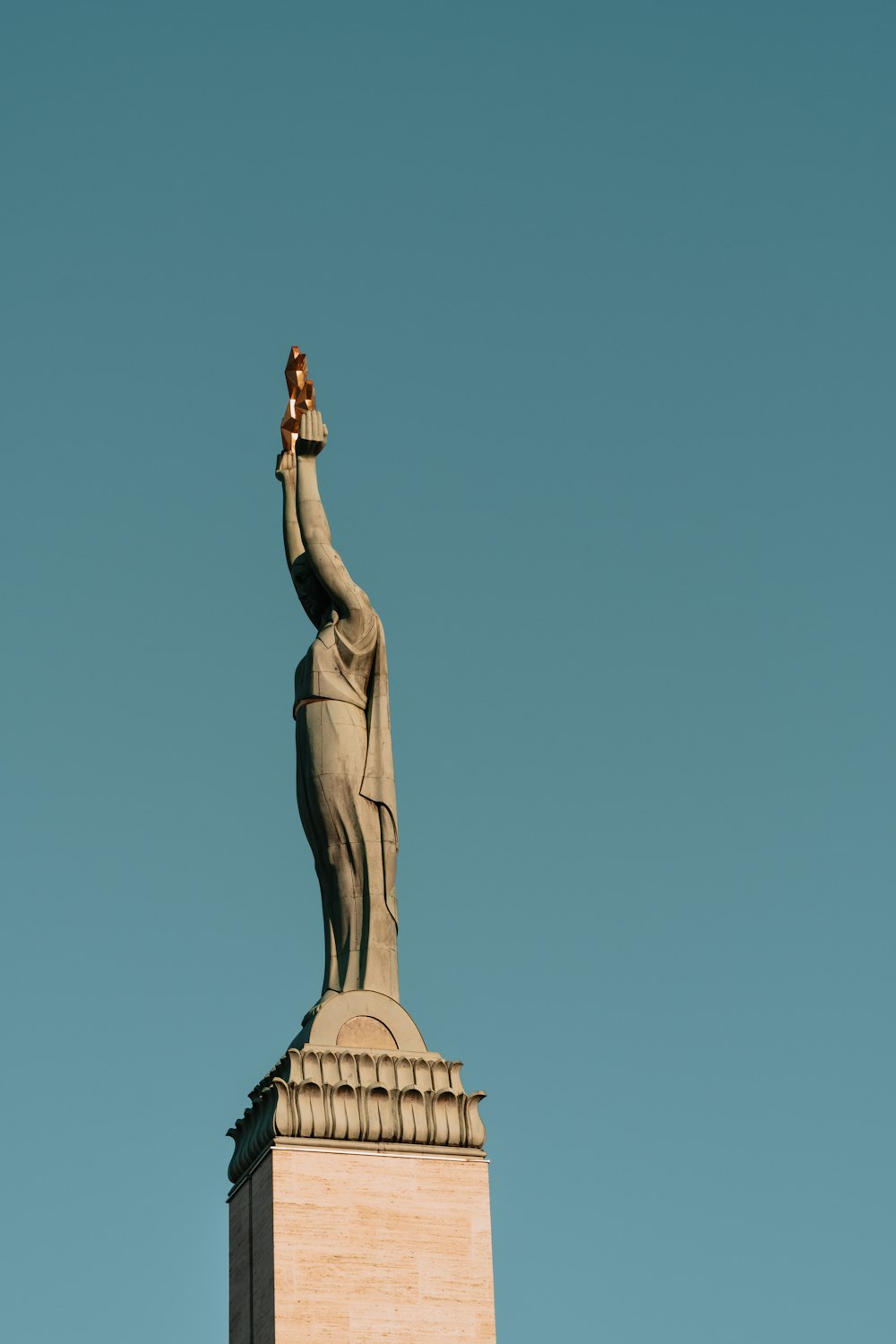 estátua do homem que levanta sua mão direita