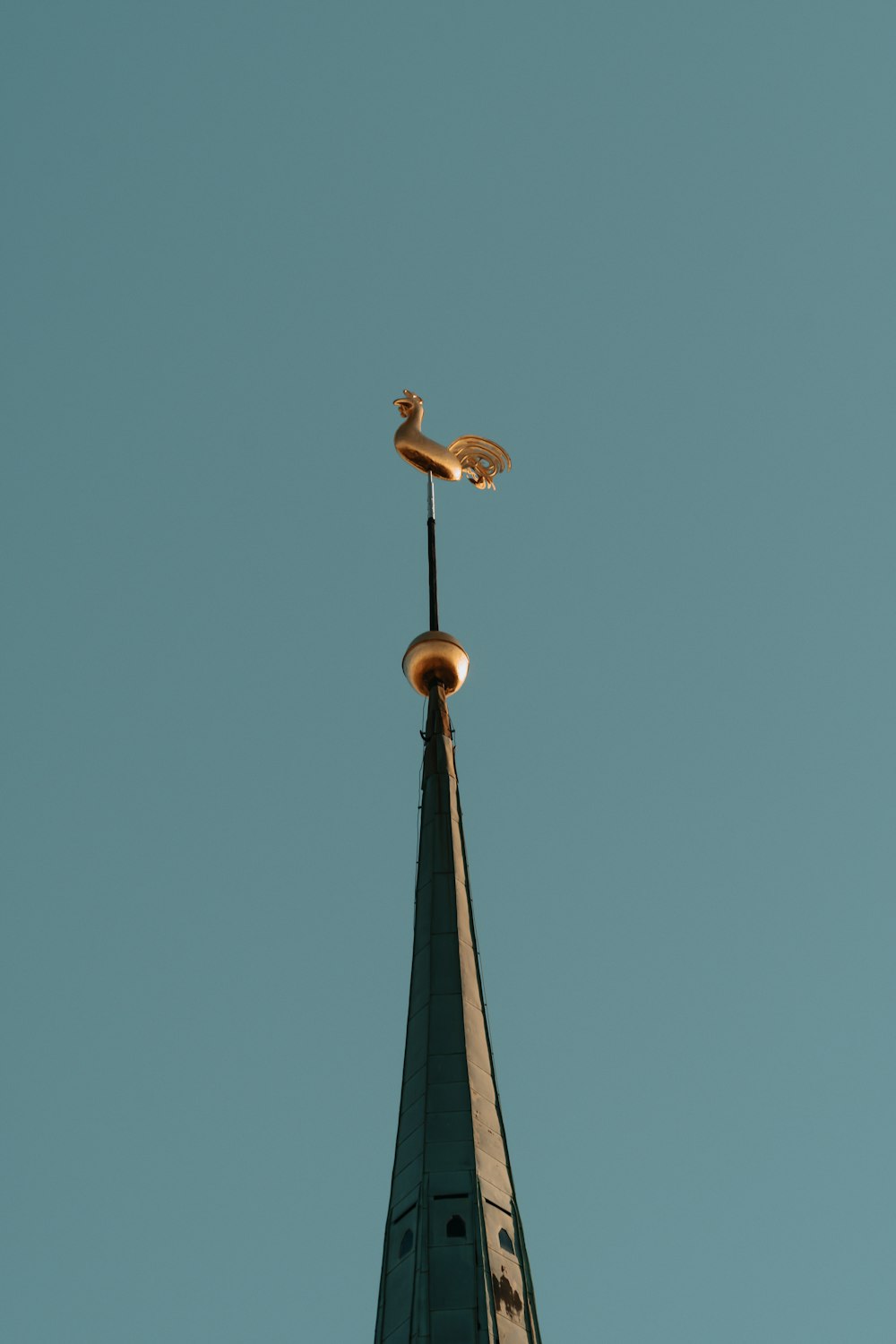 青と白の塔の頂上にある金の十字架