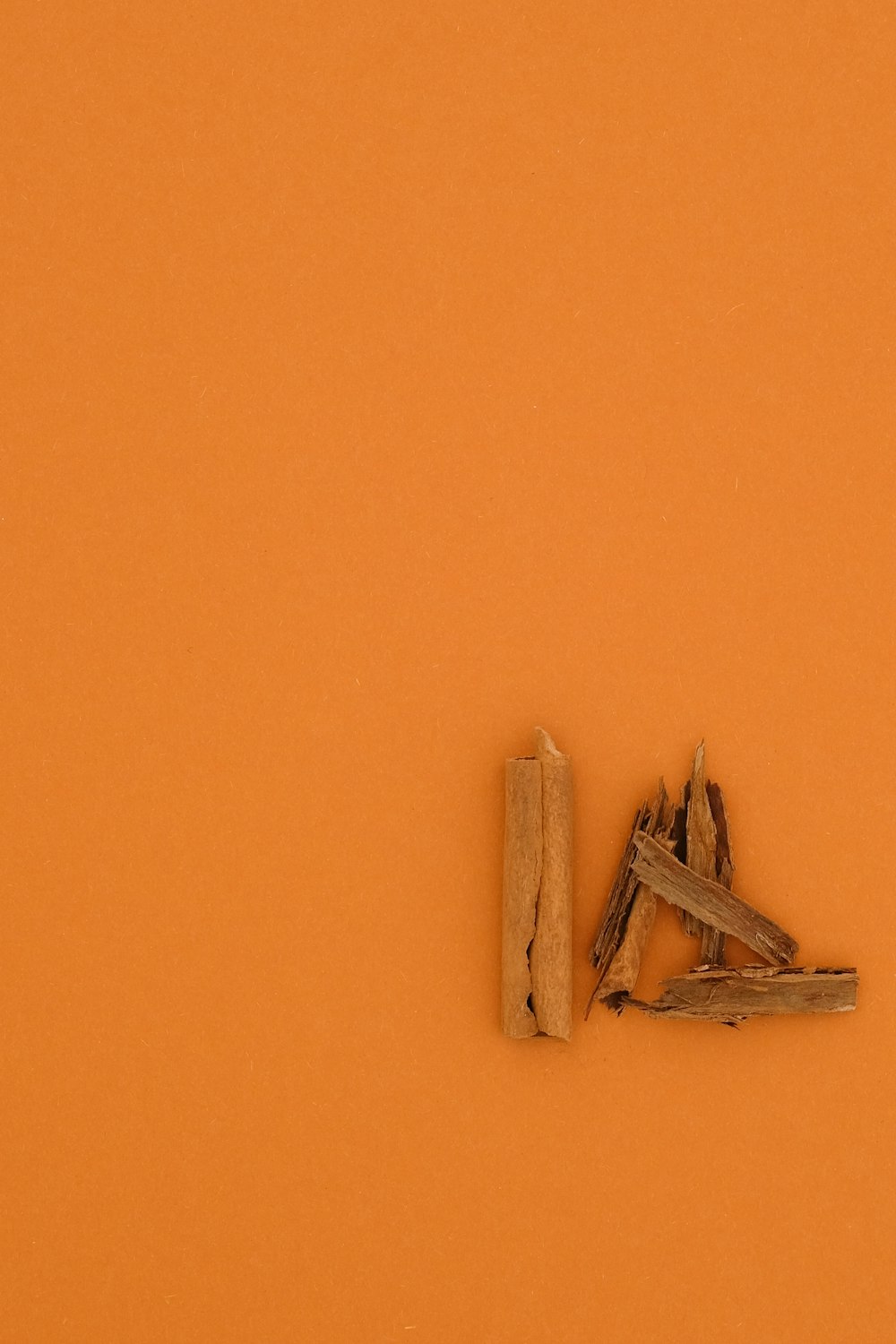 braune hölzerne Wäscheklammer auf orangefarbener Oberfläche