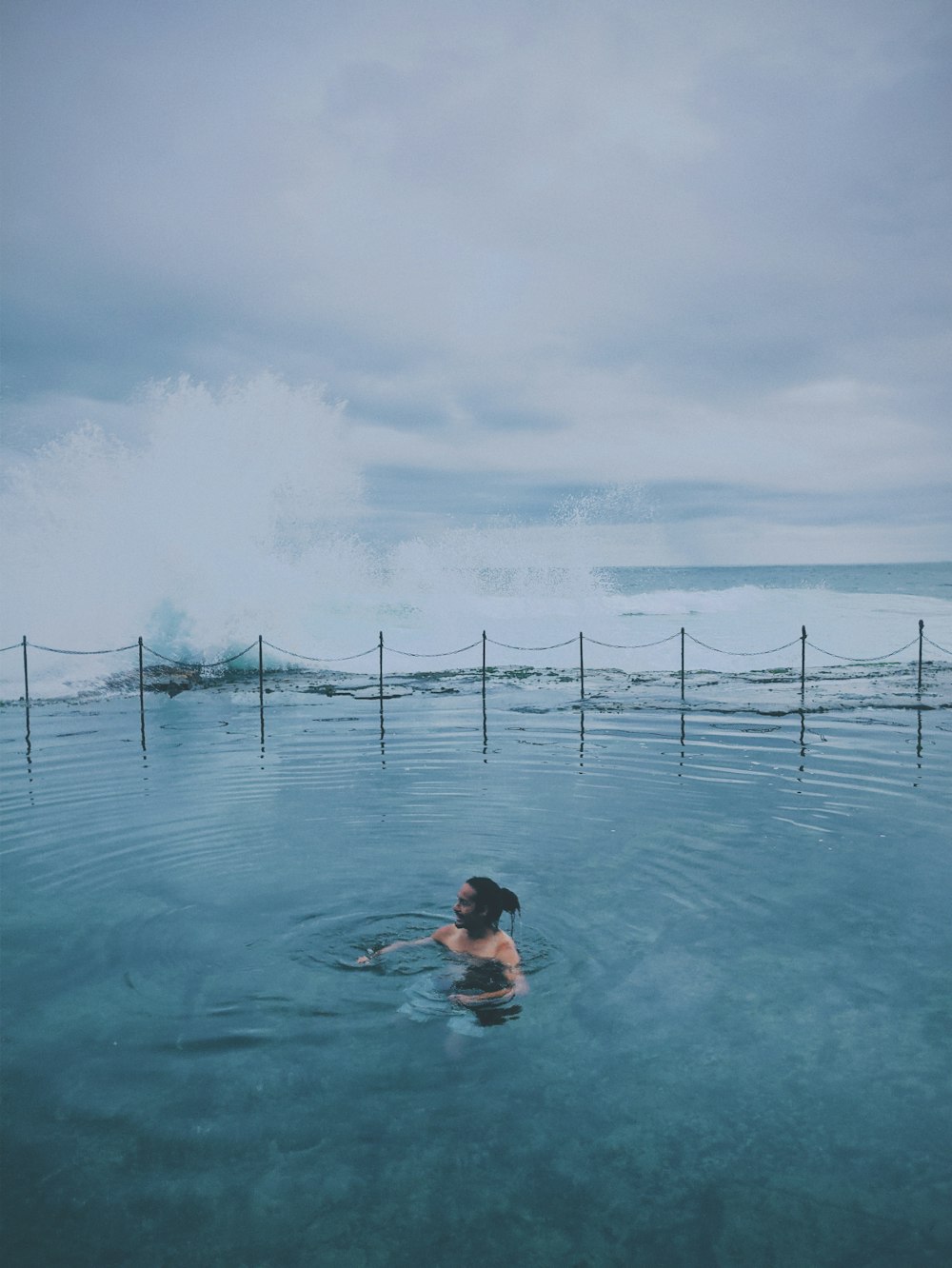 Frau im blauen Bikini beim Schwimmen auf dem Wasser