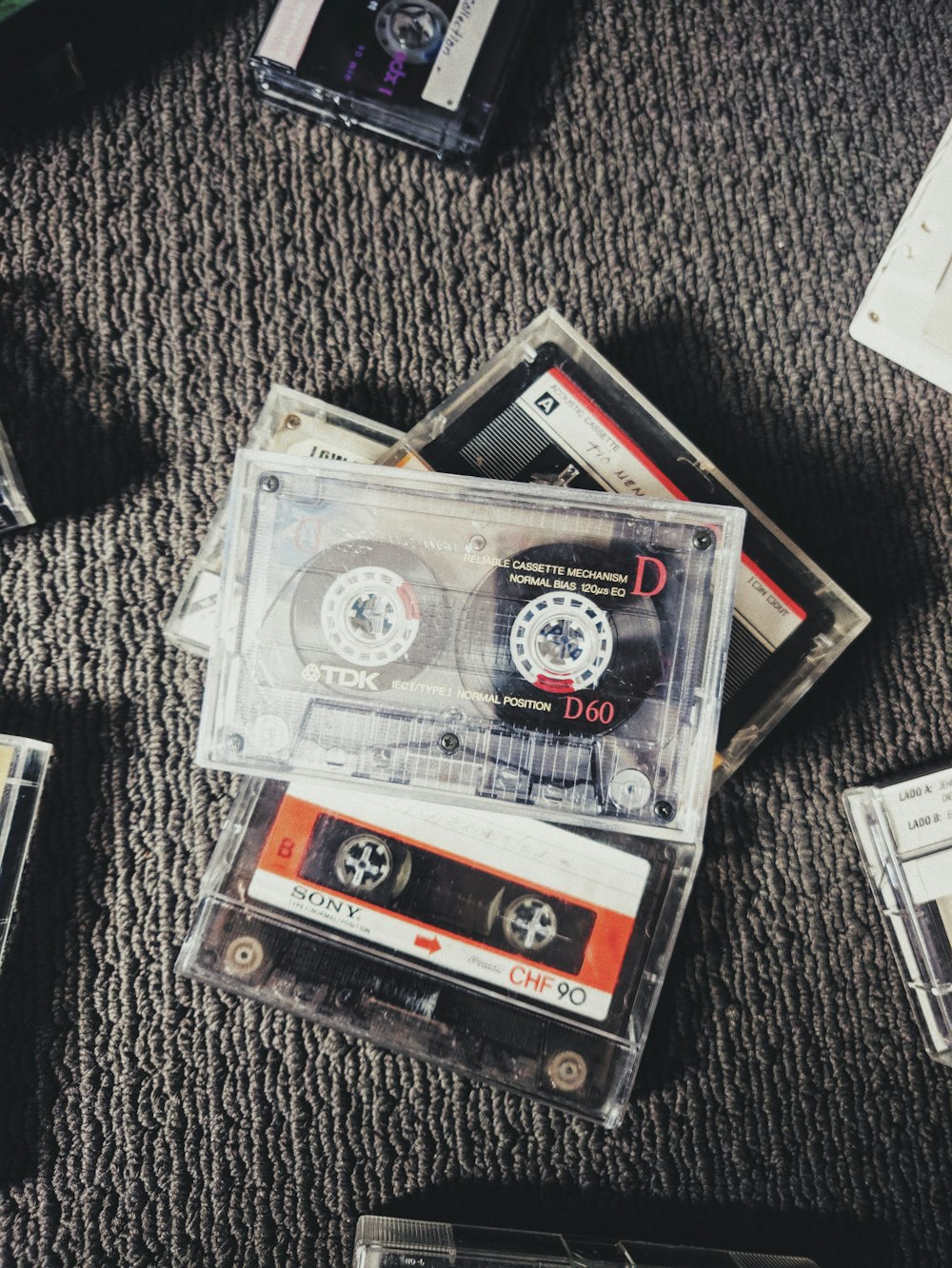 白、赤、黒のカセットテープ