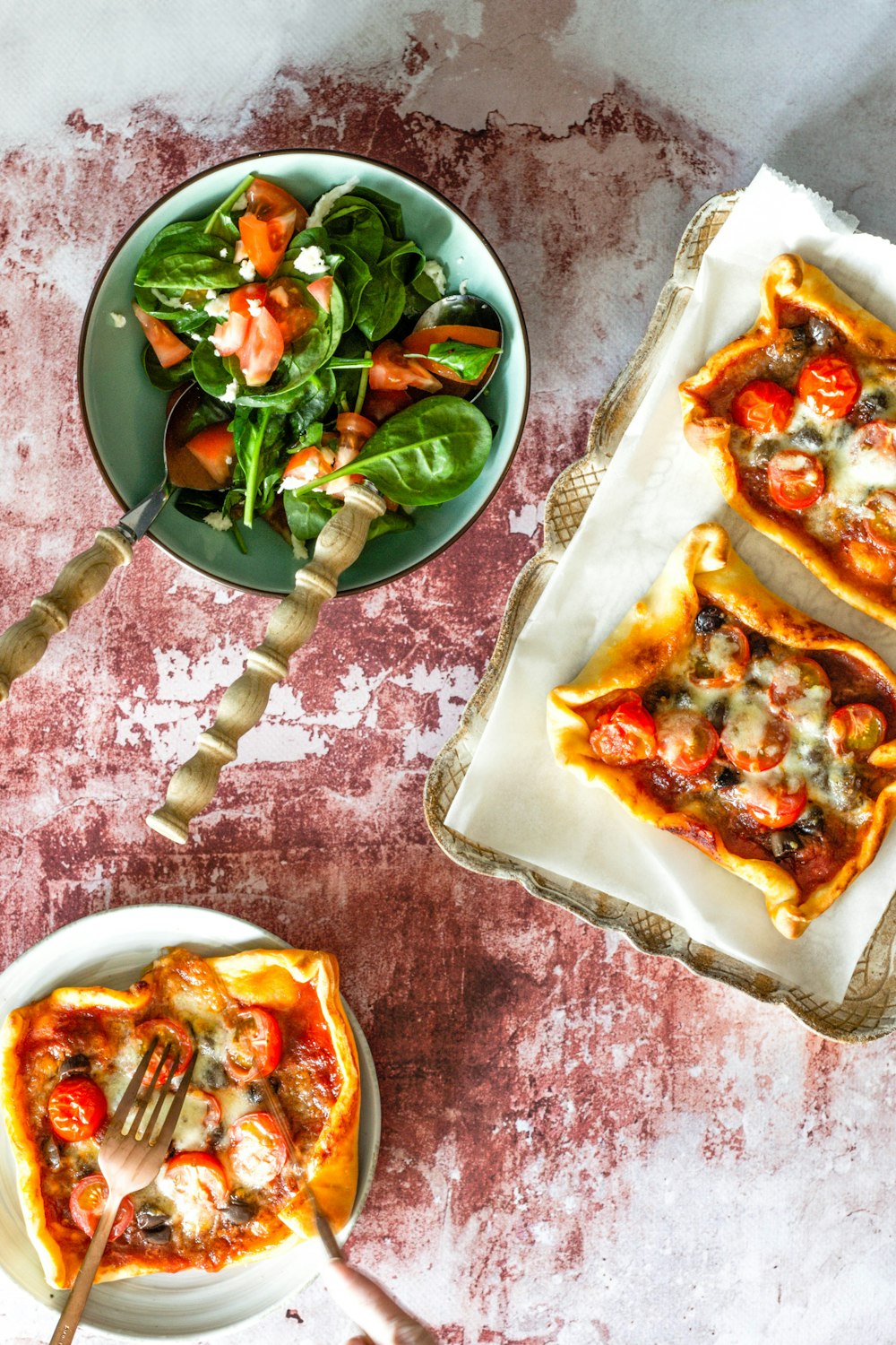 pizza sur plaque en céramique blanche