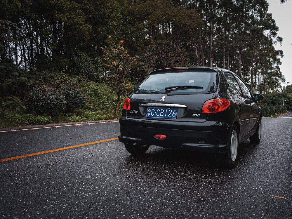 black bmw x 6 on road