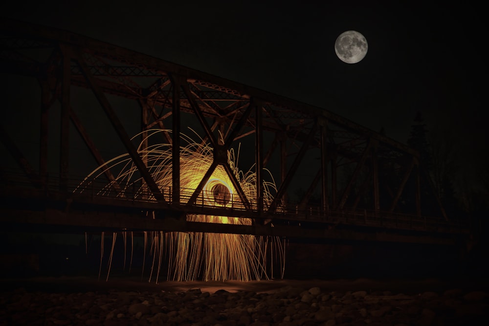 Pont en bois brun pendant la nuit