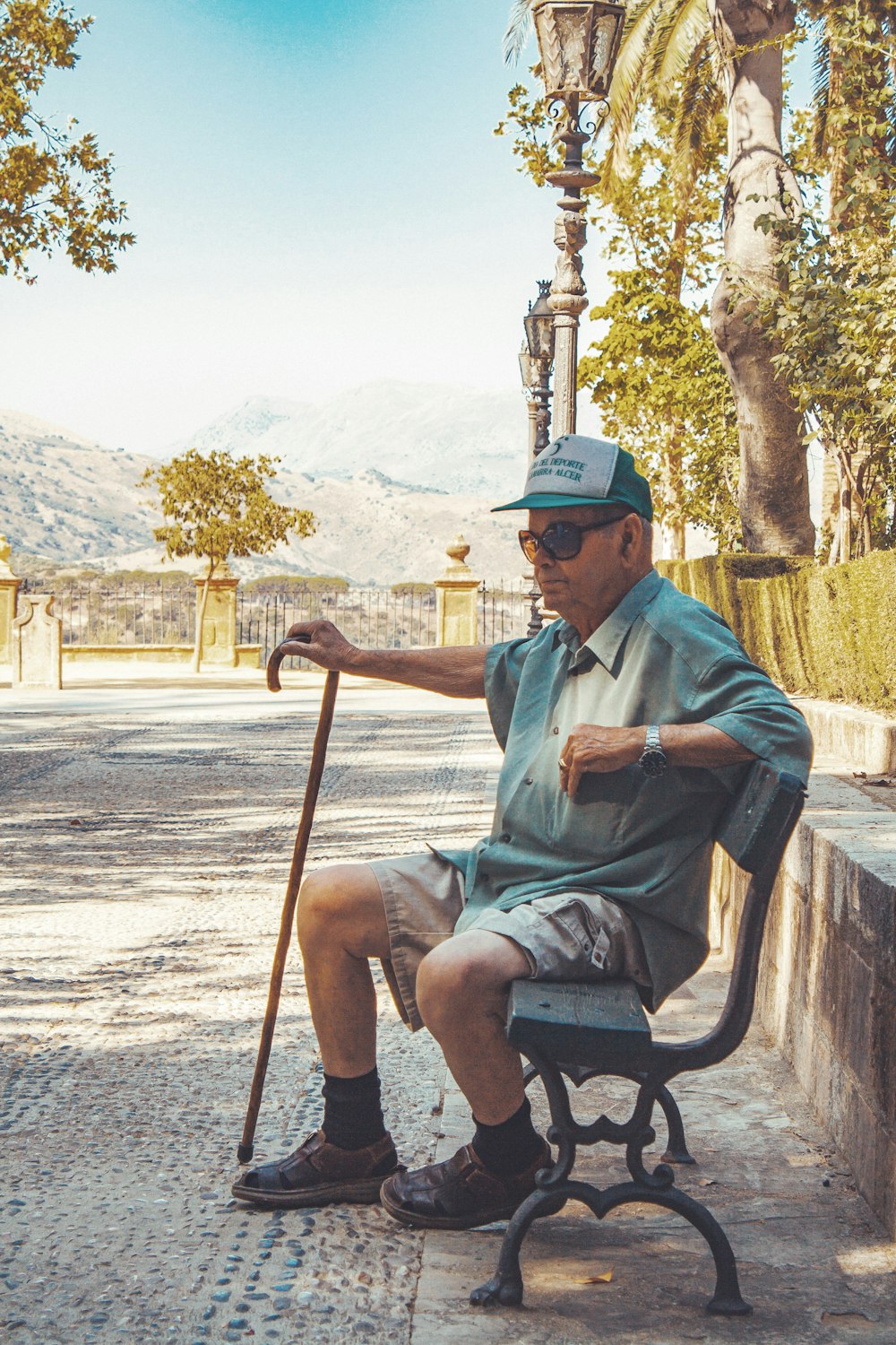 uomo in camicia blu seduta sulla poltrona di legno marrone