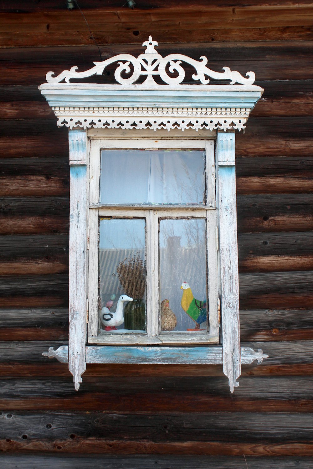 ventana de vidrio con marco de madera blanca