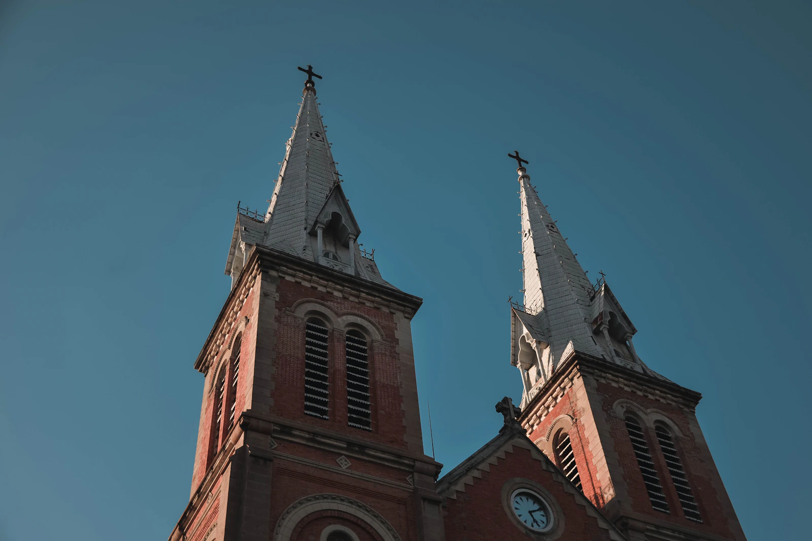 La catedral de Notre Dame de Saigón, de ladrillo rojo, bajo el cielo azul