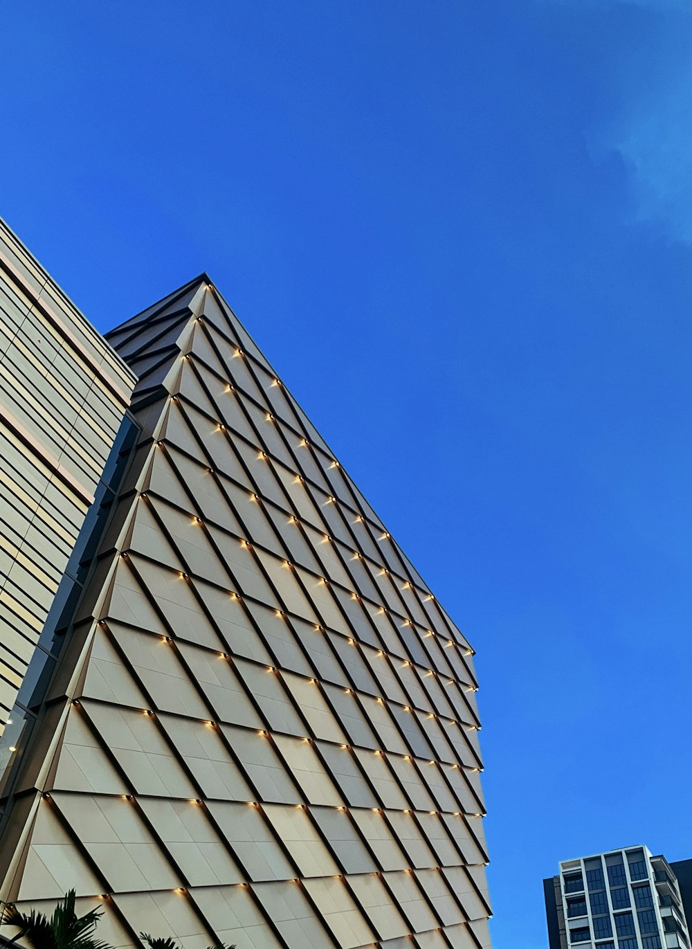 edificio in cemento marrone sotto il cielo blu durante il giorno