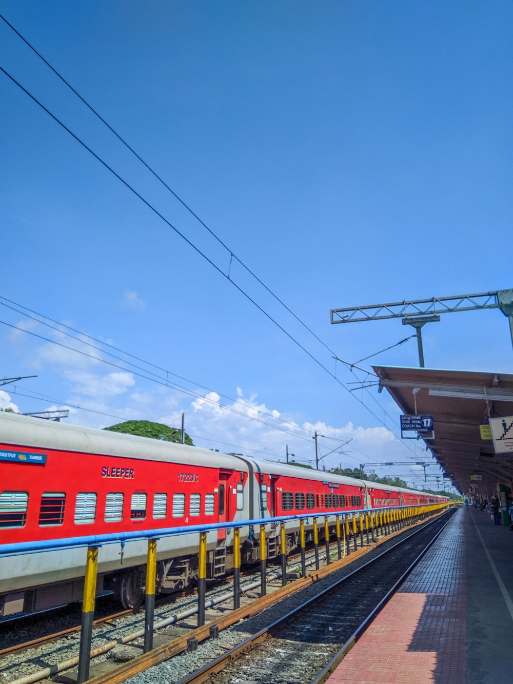 Tren rojo y blanco bajo el cielo azul durante el día