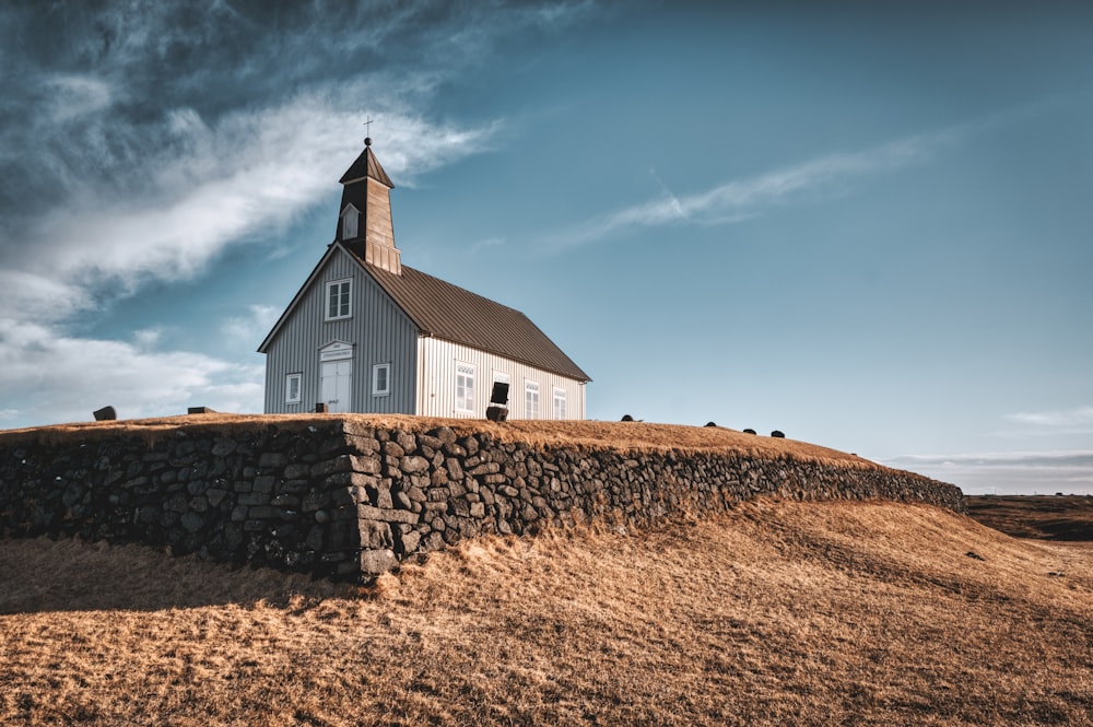 Chiesa di legno bianca e marrone sotto il cielo blu durante il giorno