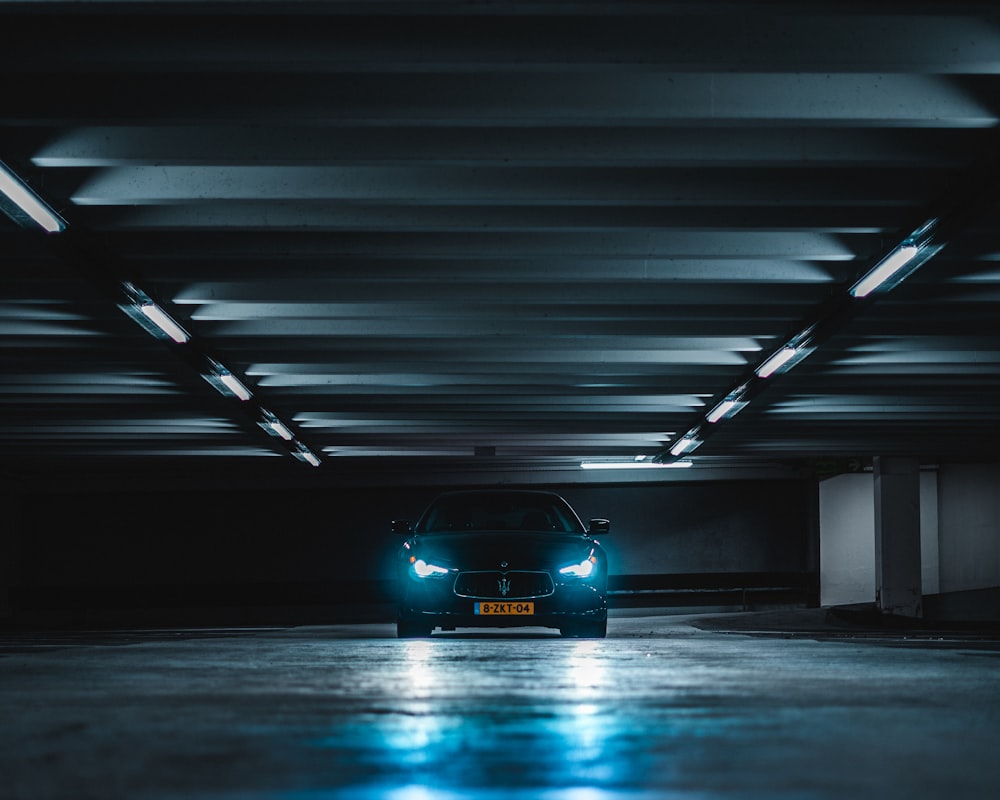 トンネルの中の黒い車