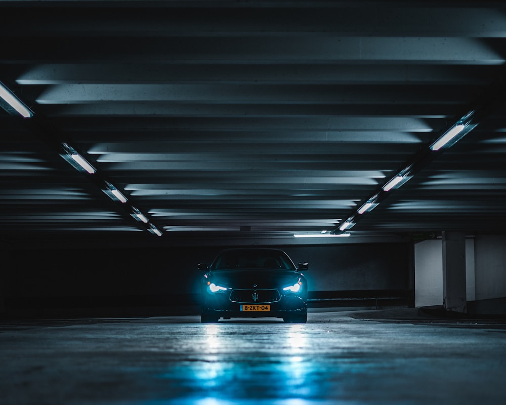 voiture noire dans un tunnel