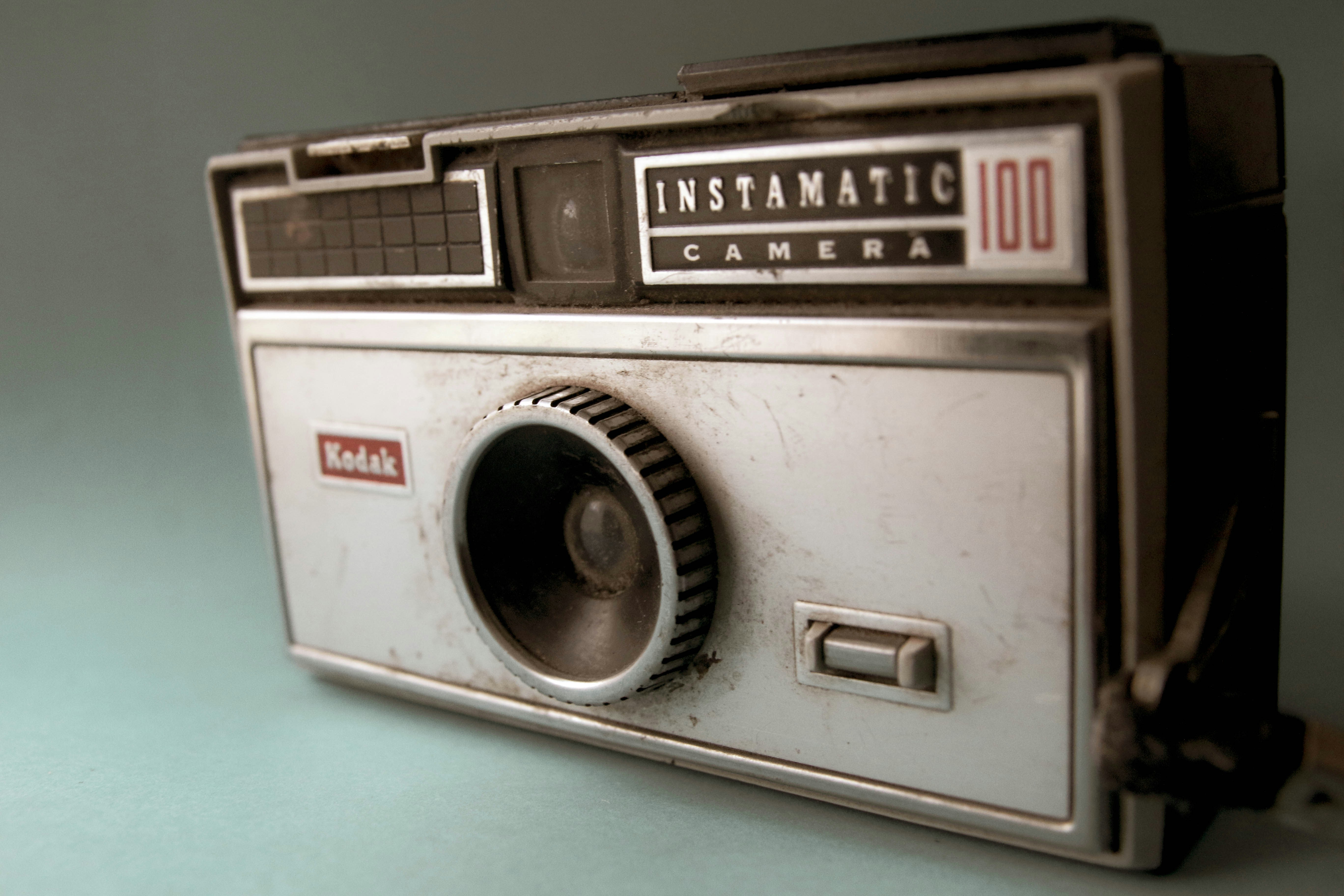 an old camera sitting on top of a table (Photo by Glen Carrie on Unsplash)