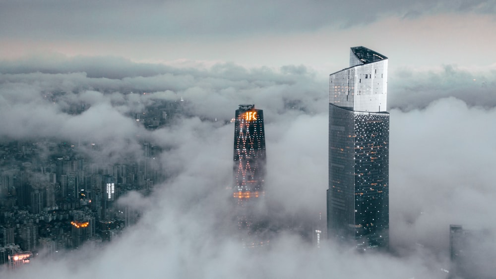 Edificio de gran altura cubierto de niebla