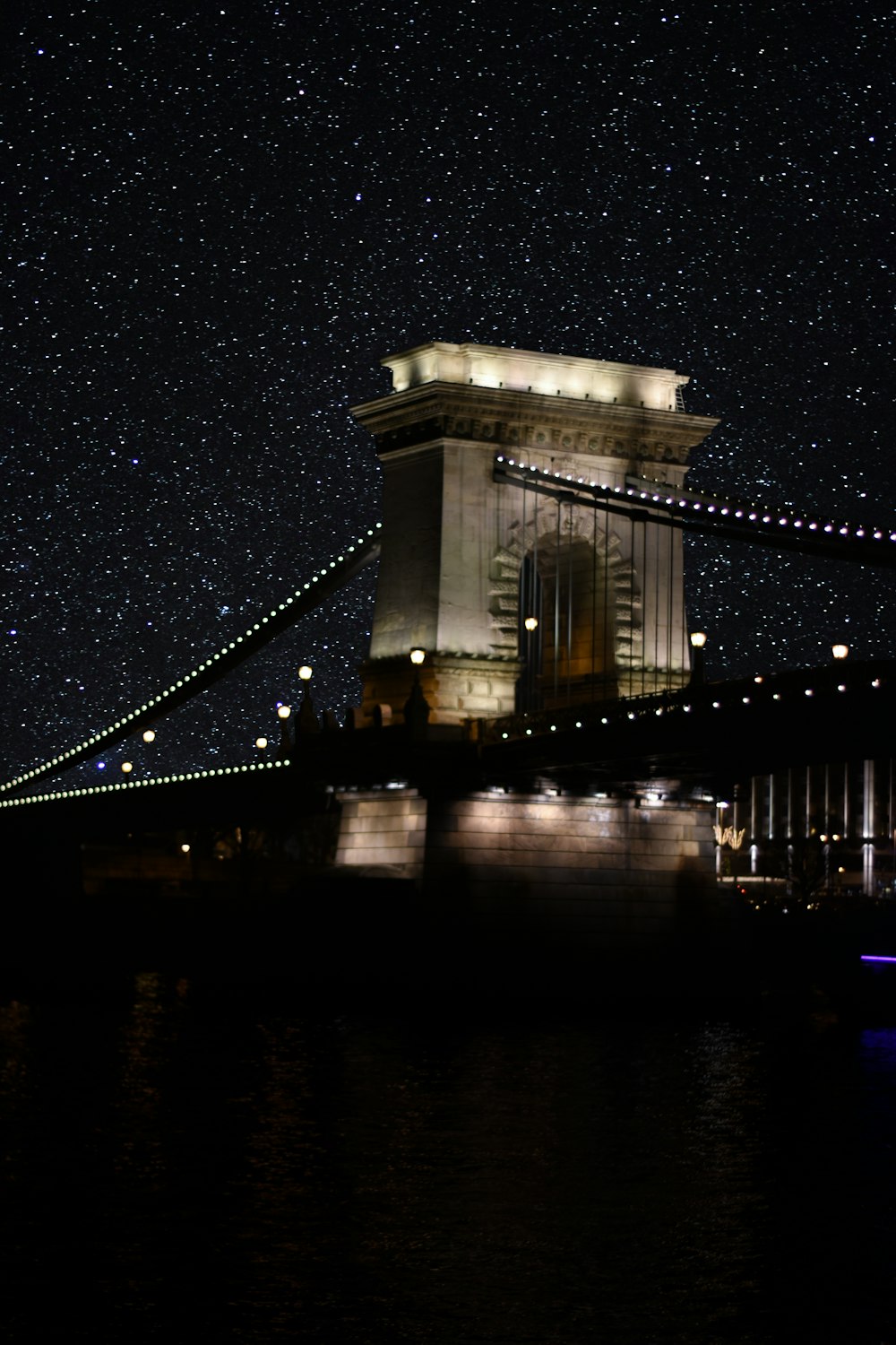 Braune Betonbrücke bei Nacht