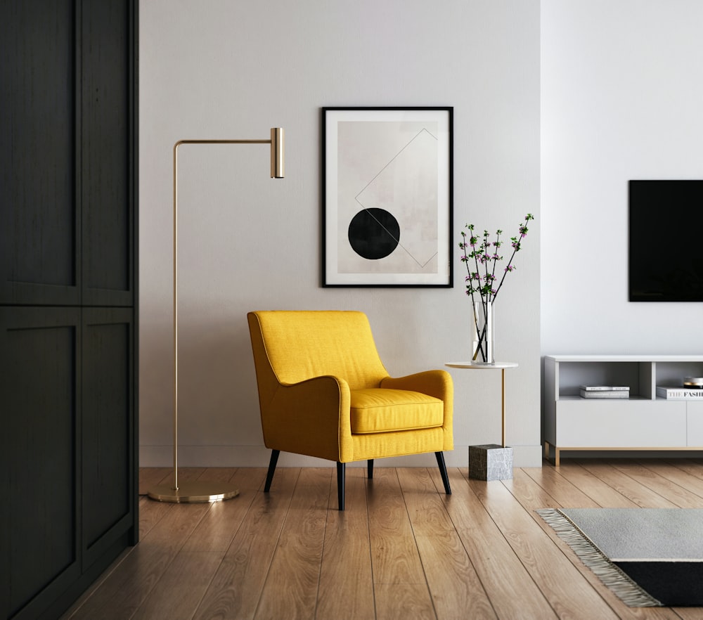 chaise rembourrée jaune avec cadre en bois marron