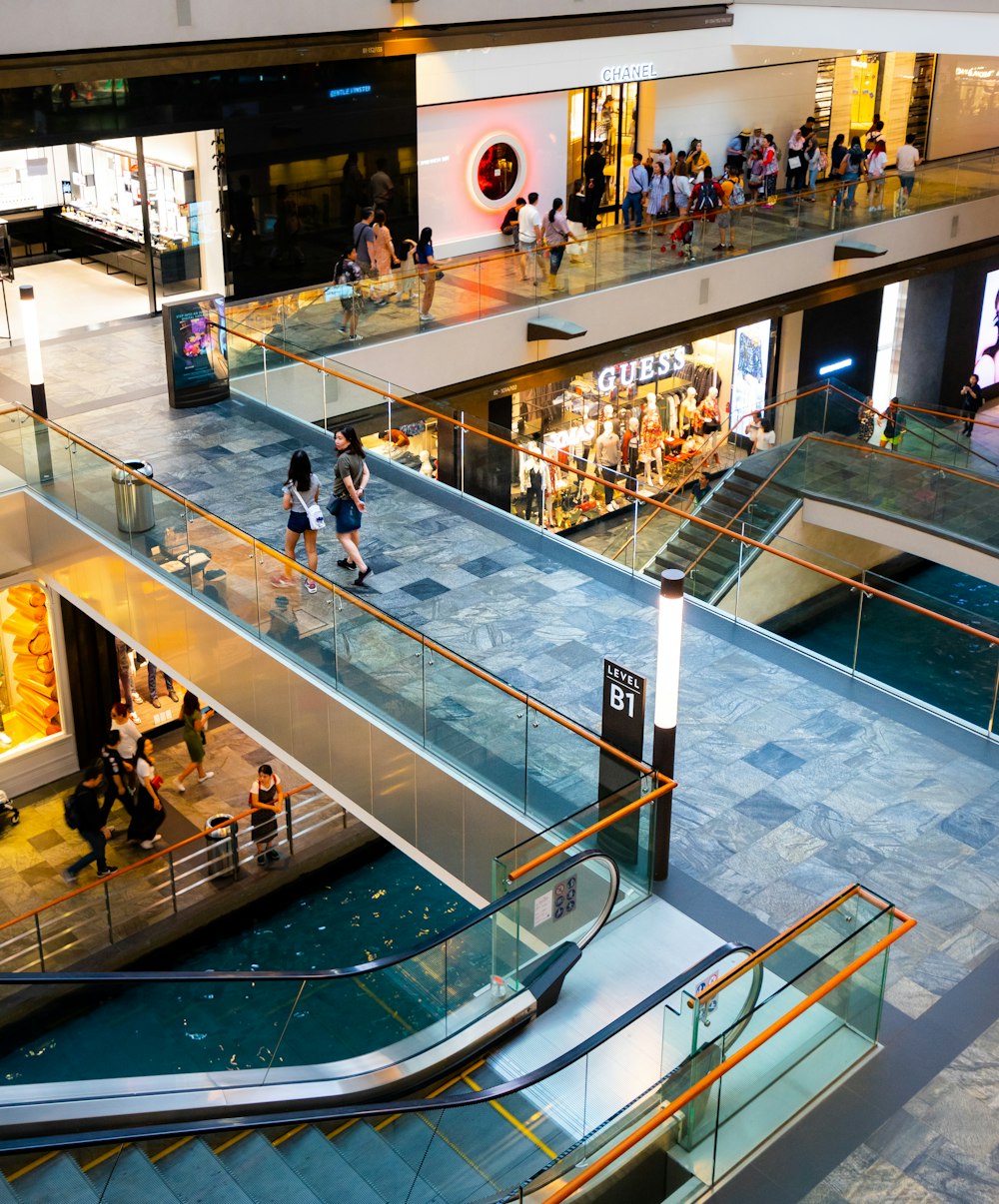 personnes marchant dans un centre commercial