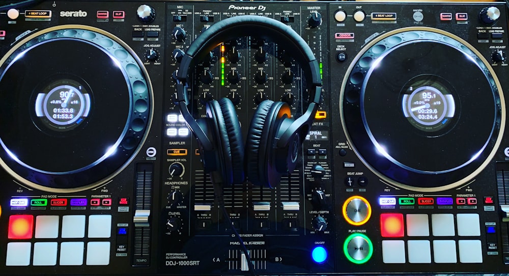 controller DJ nero acceso con mixer audio