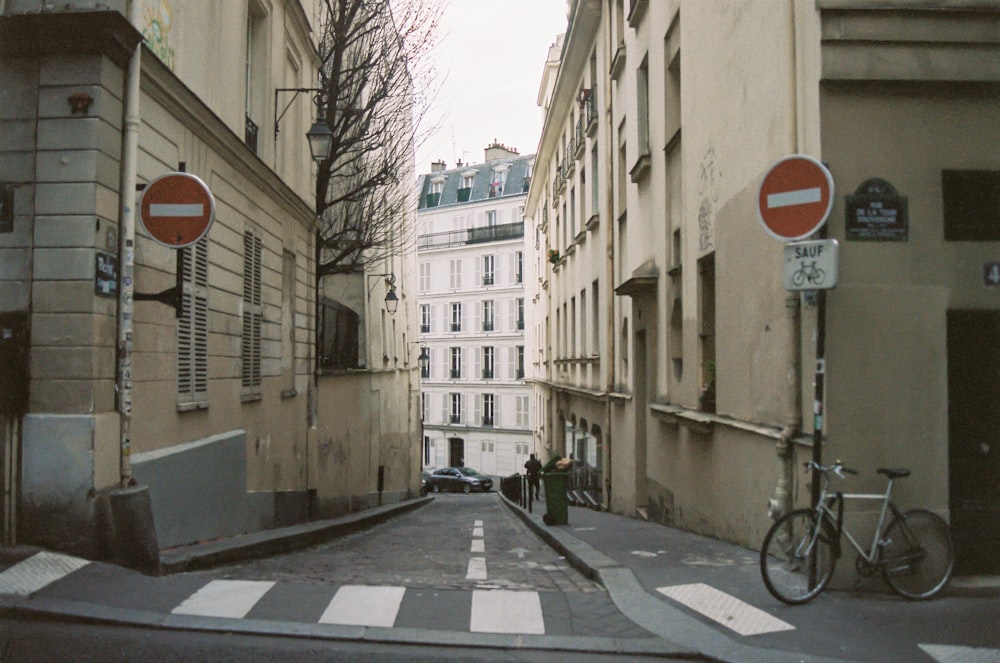 Panneau d’arrêt rouge et blanc sur le trottoir