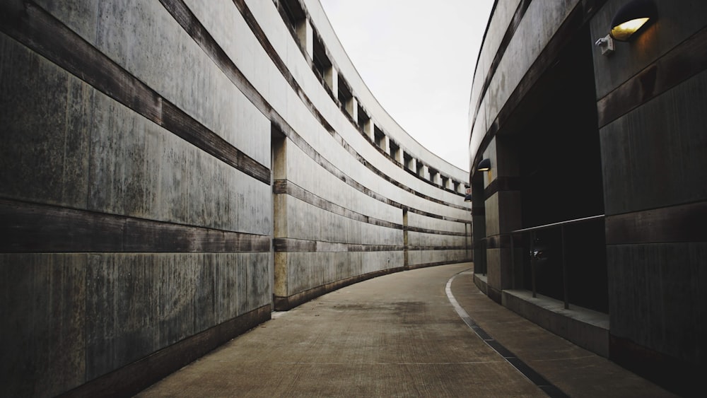 Photo en niveaux de gris d’un bâtiment en béton