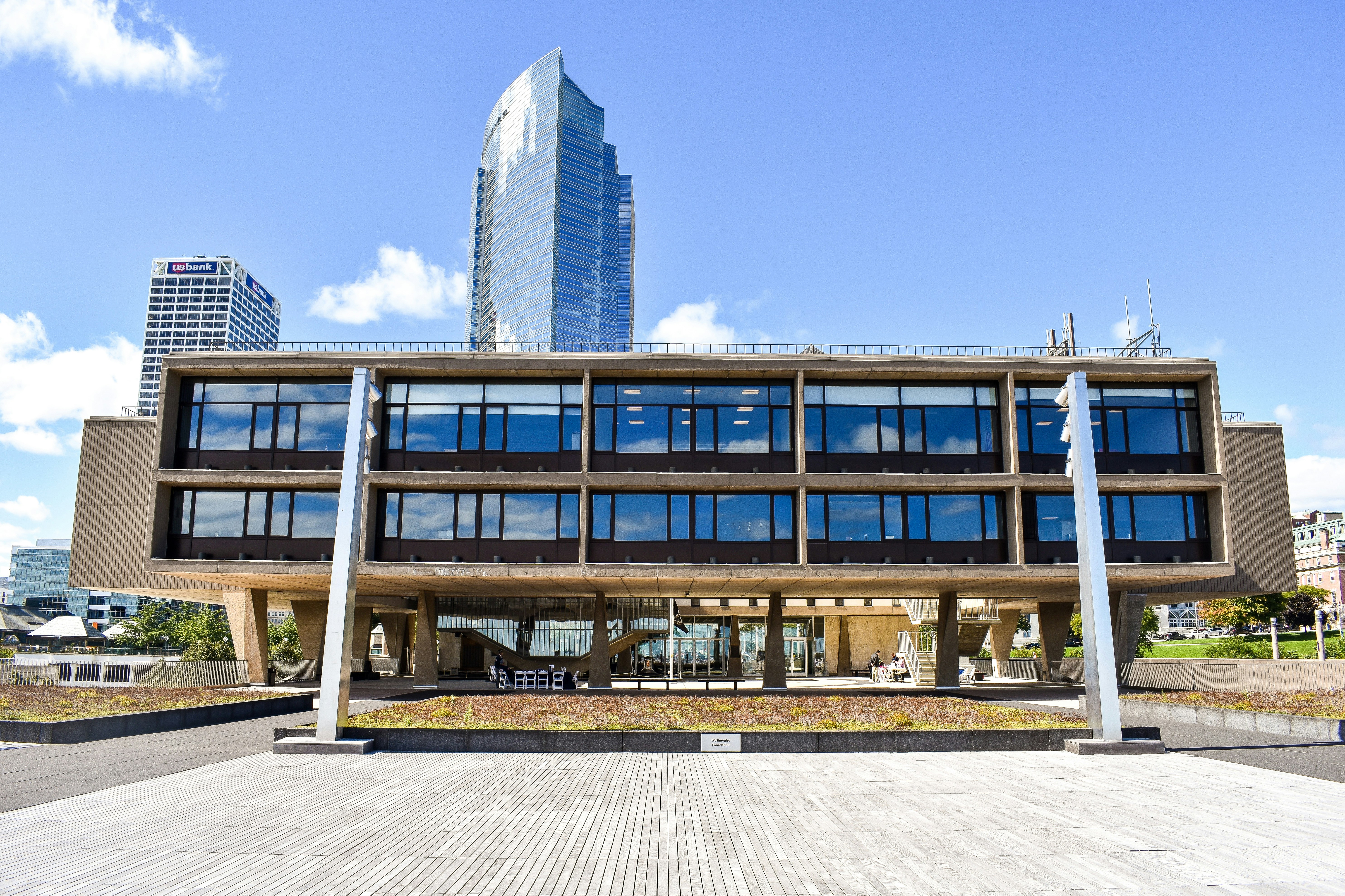 Edificio de hormigón azul y blanco bajo el cielo azul durante el día