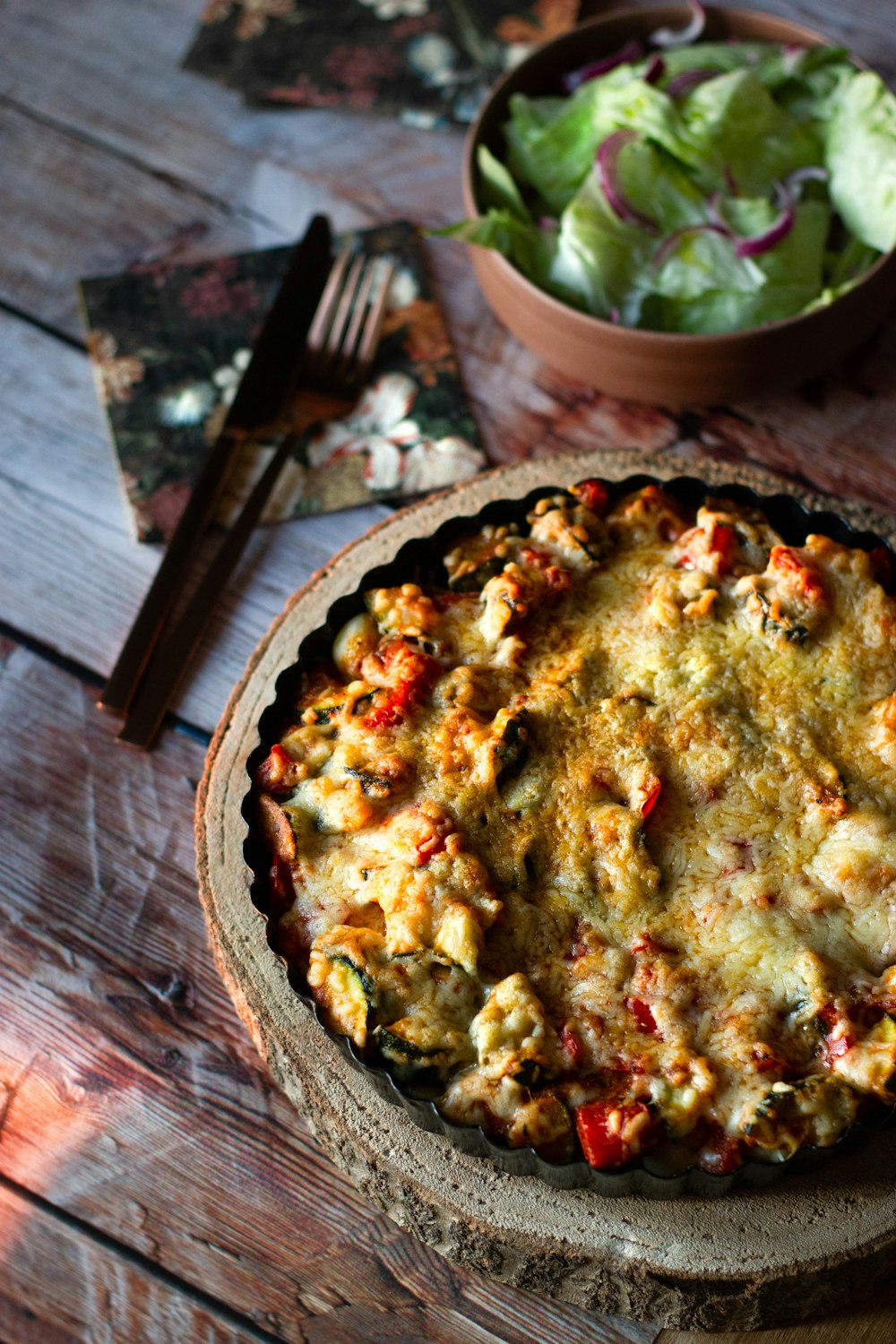 gekochtes Essen auf braunem Holztablett