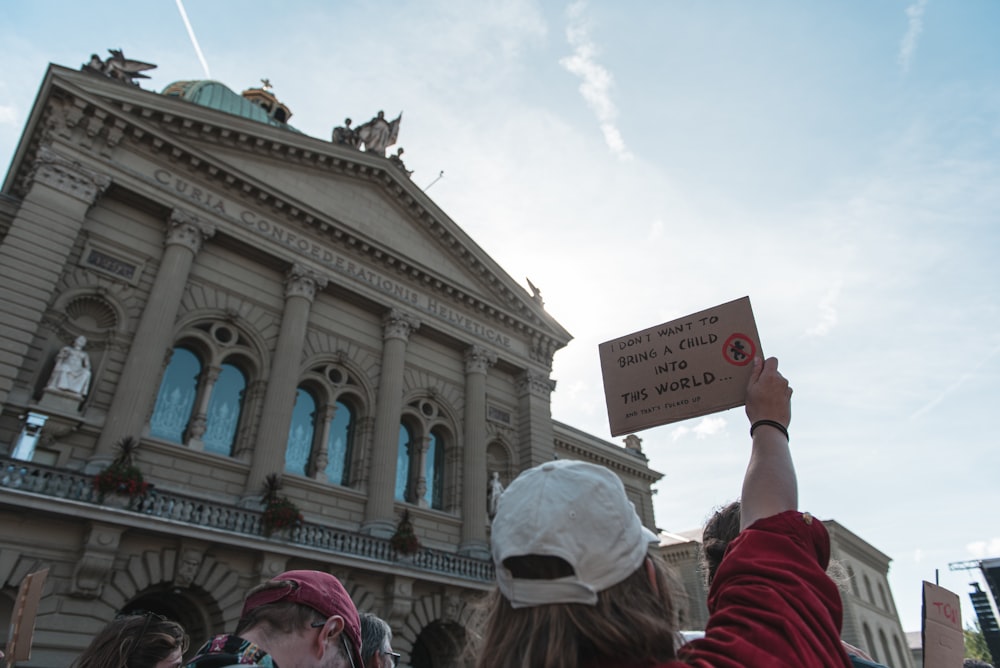 Person, die eine weiß und schwarz beschriftete Box hält