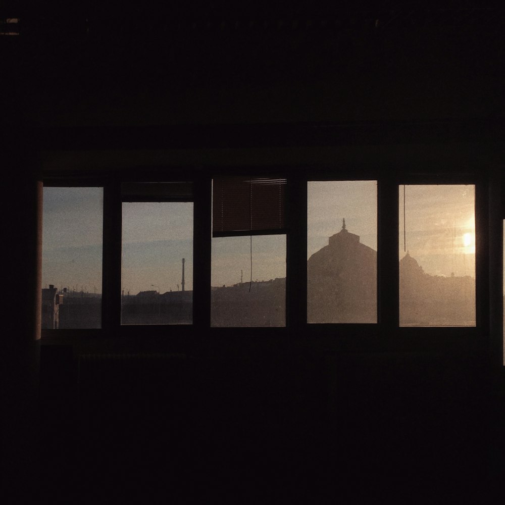 finestra di vetro incorniciata nera durante il giorno