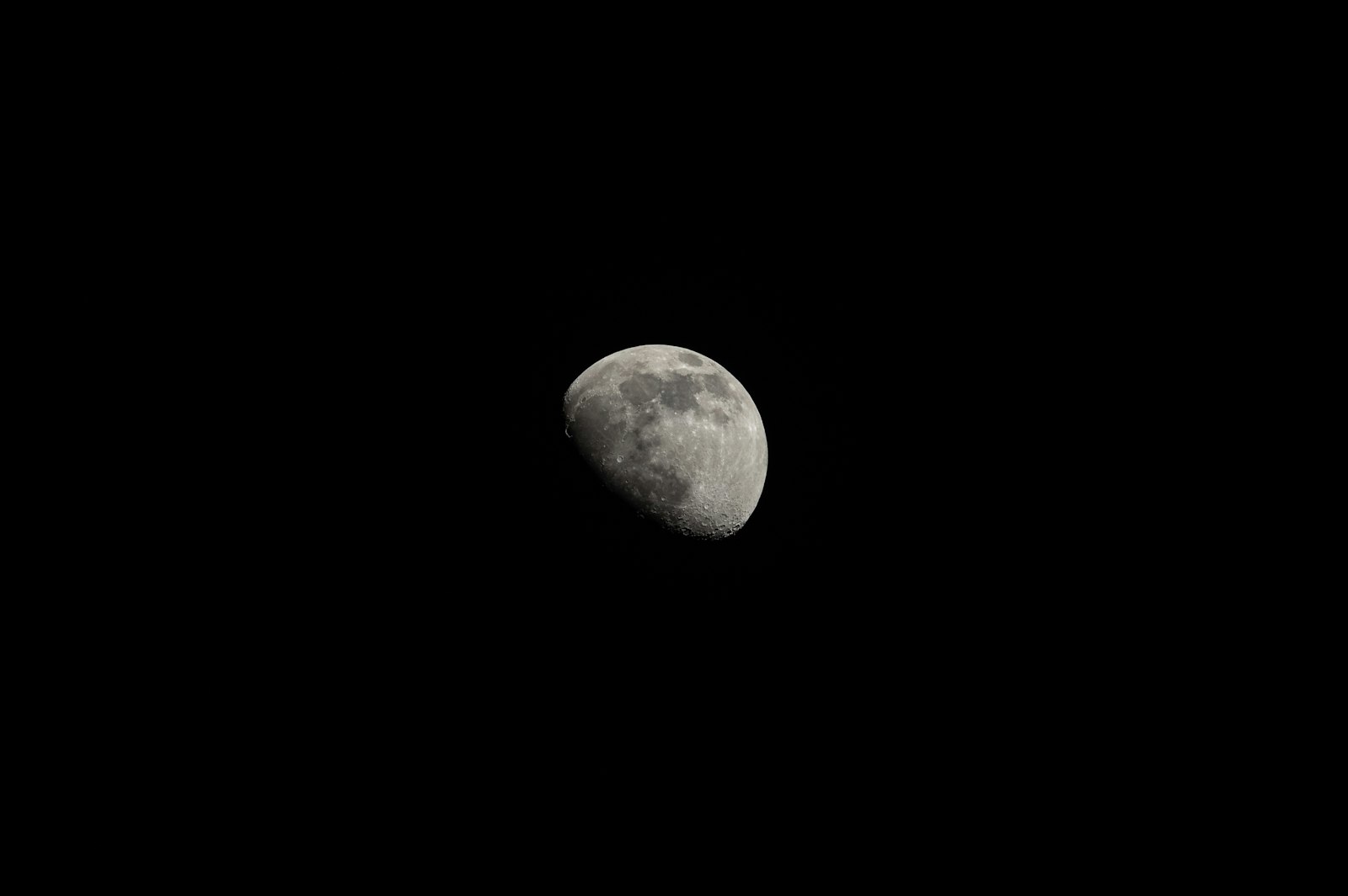 Canon EOS 5D Mark IV + Canon EF 100-400mm F4.5-5.6L IS II USM sample photo. Full moon in dark photography