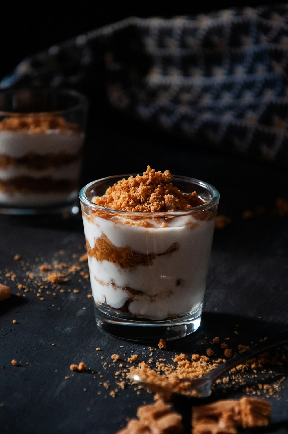 Helado en vaso de vidrio transparente