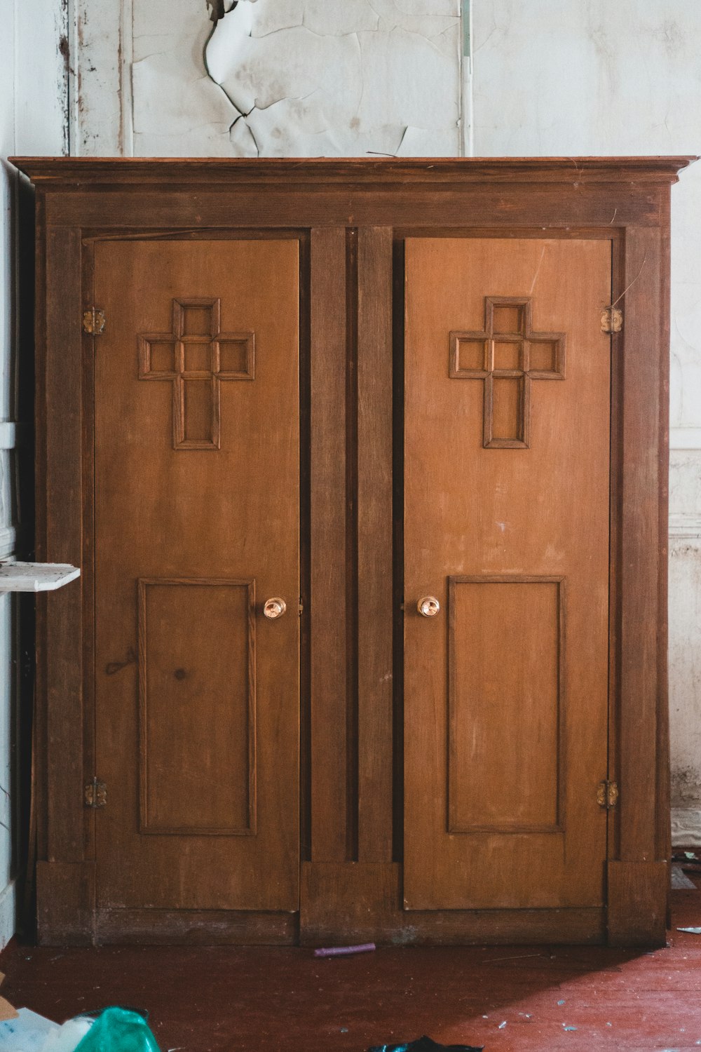 Porte en bois marron avec levier de porte blanc