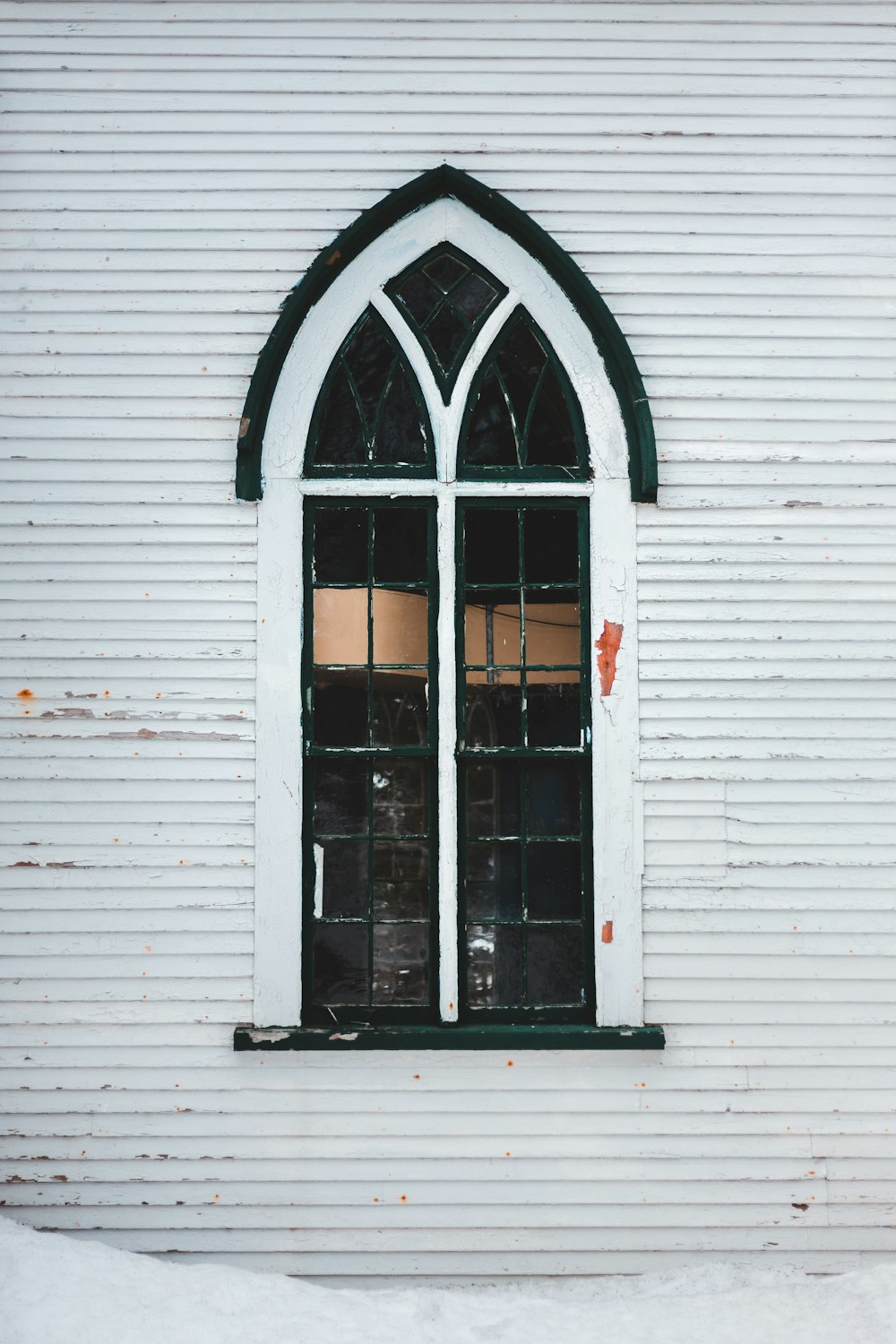 weißes Glasfenster mit Holzrahmen