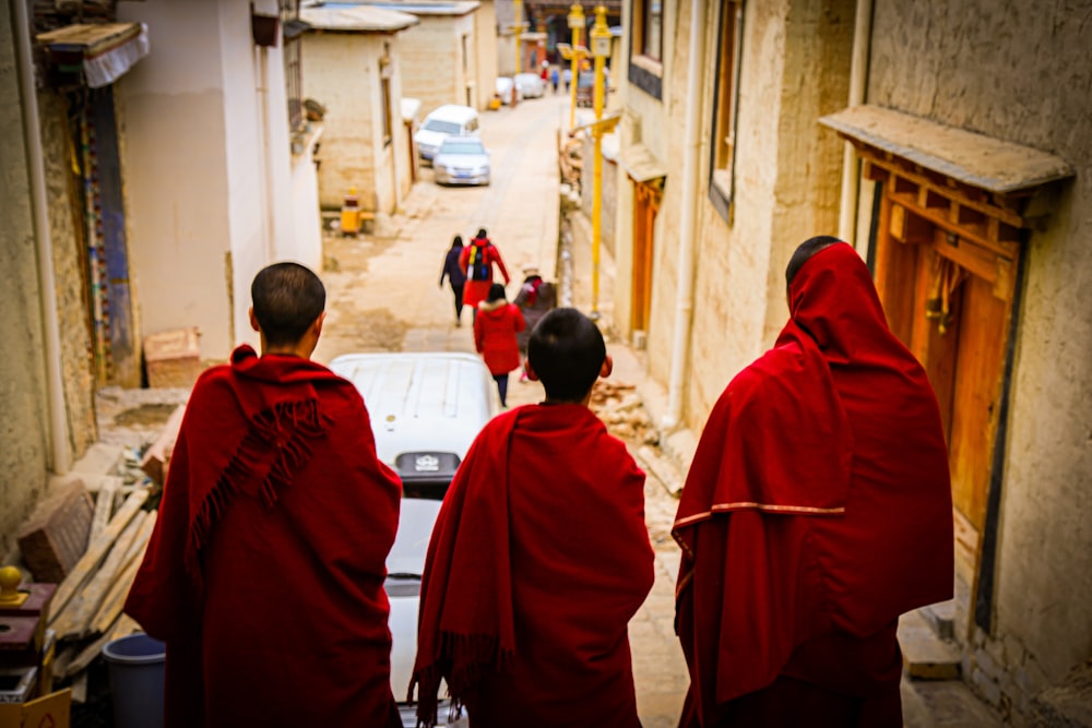 pessoas andando na rua durante o dia